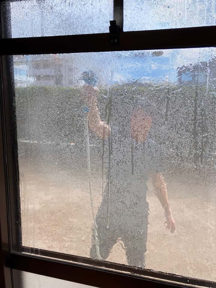 窓を水洗いしてる